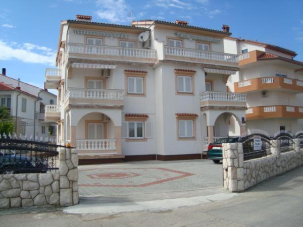 Apartmani Ruzarija Rab Town Bagian luar foto