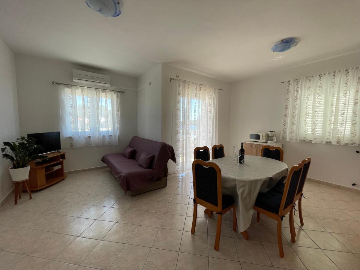 Apartmani Ruzarija Rab Town Bagian luar foto
