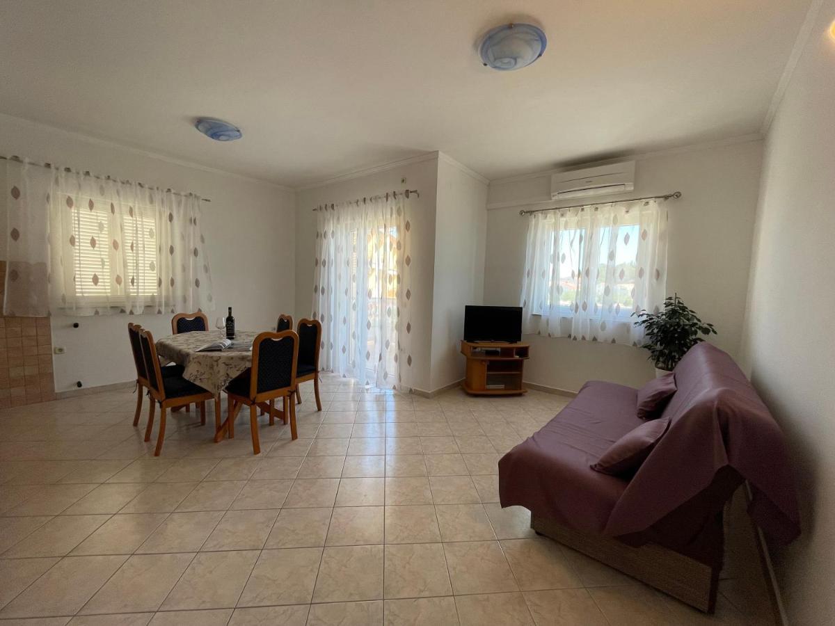 Apartmani Ruzarija Rab Town Bagian luar foto