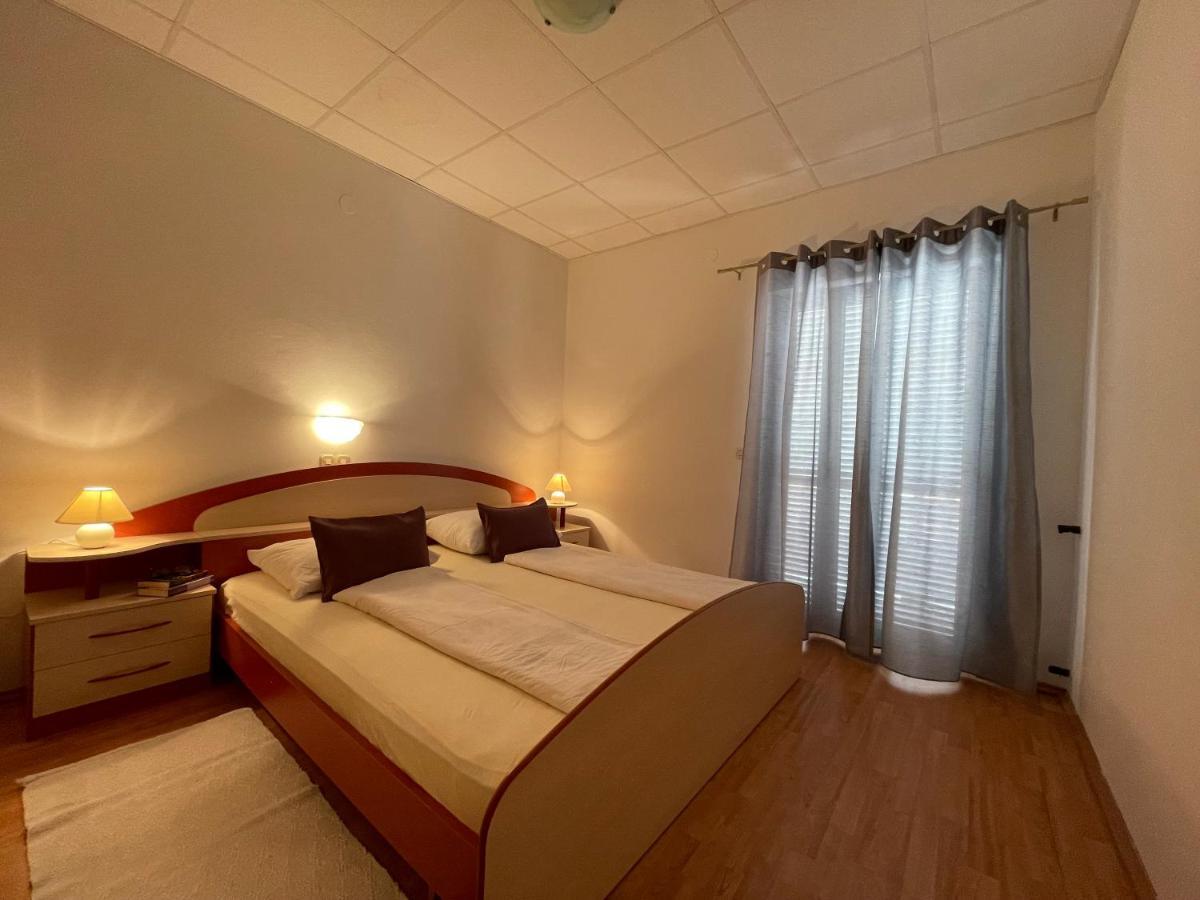 Apartmani Ruzarija Rab Town Bagian luar foto