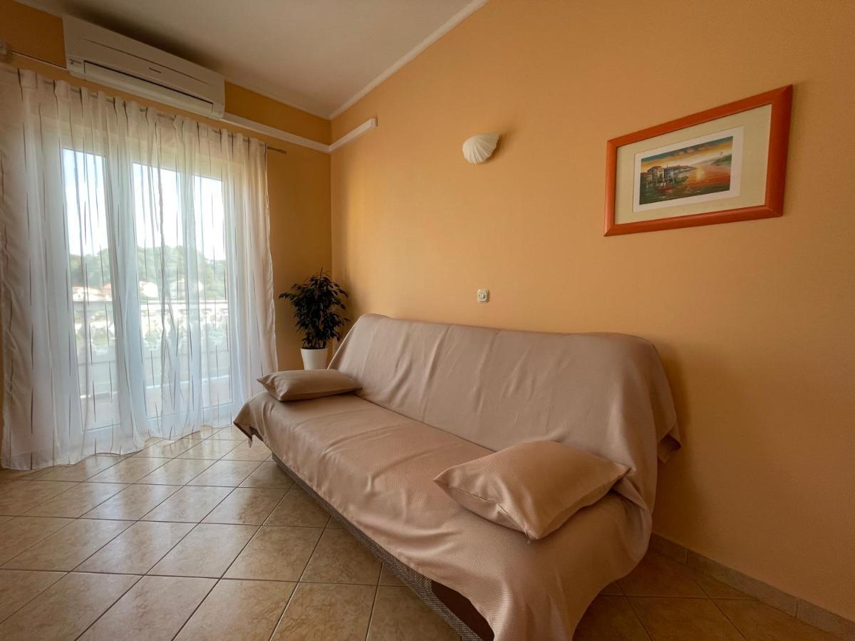 Apartmani Ruzarija Rab Town Bagian luar foto