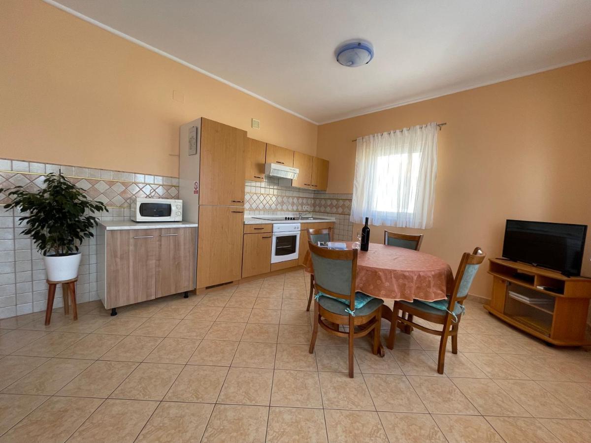 Apartmani Ruzarija Rab Town Bagian luar foto