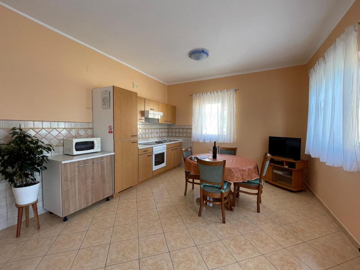 Apartmani Ruzarija Rab Town Bagian luar foto